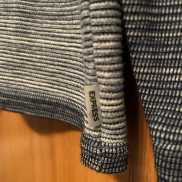 Express top‎ - Picture 2 of 4